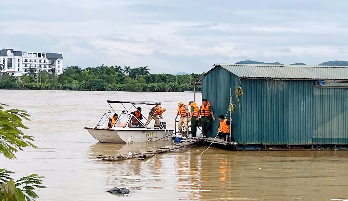Căng mình hỗ trợ người dân khắc phục hậu quả mưa bão -0