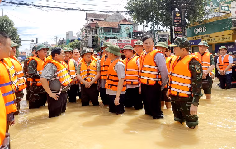Thủ tướng thị sát tình hình, thăm hỏi người dân Thái Nguyên bị ảnh hưởng bão số 11 -0