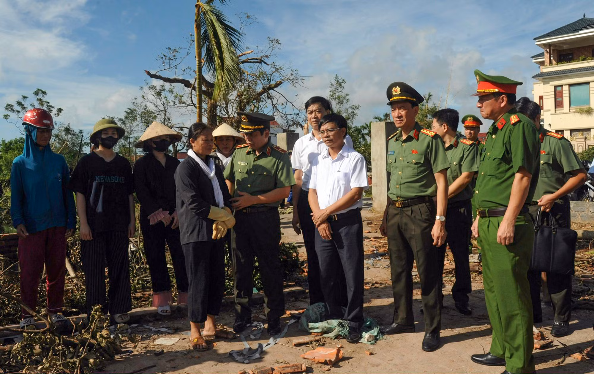 Bộ Công an sẻ chia mất mát với đồng bào vùng tâm bão Ninh Bình -0