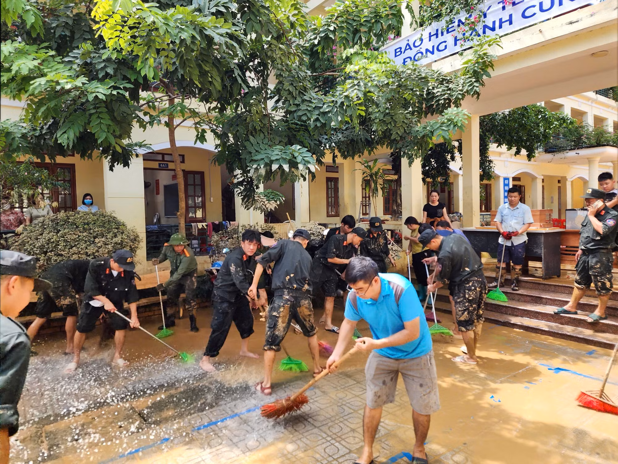 Công an tỉnh Cao Bằng kiên cường giúp dân vượt mưa bão -0
