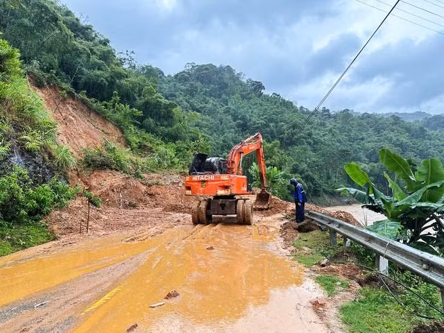 97 vị trí ách tắc giao thông sau bão số 10 sẽ được thông xe trong ngày 2/10 -0