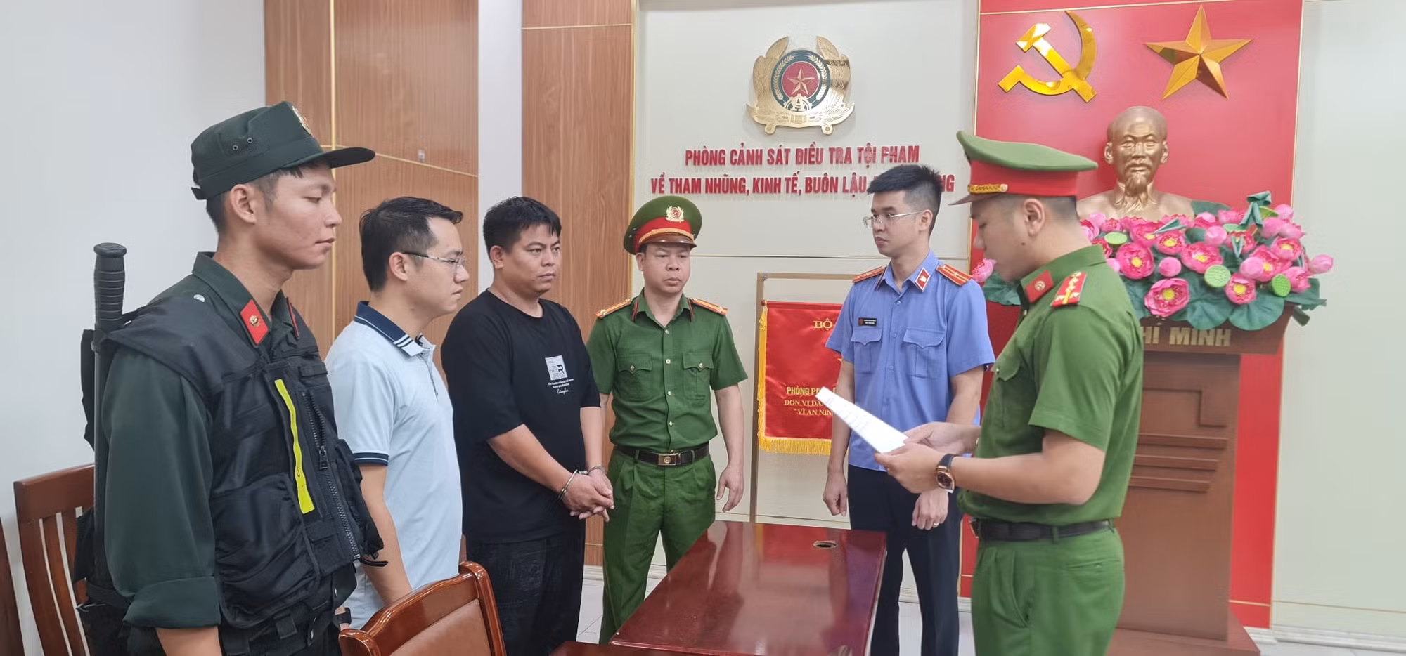 Triệt phá đường dây buôn lậu nhập khẩu hàng gia công có quy mô cực lớn -0