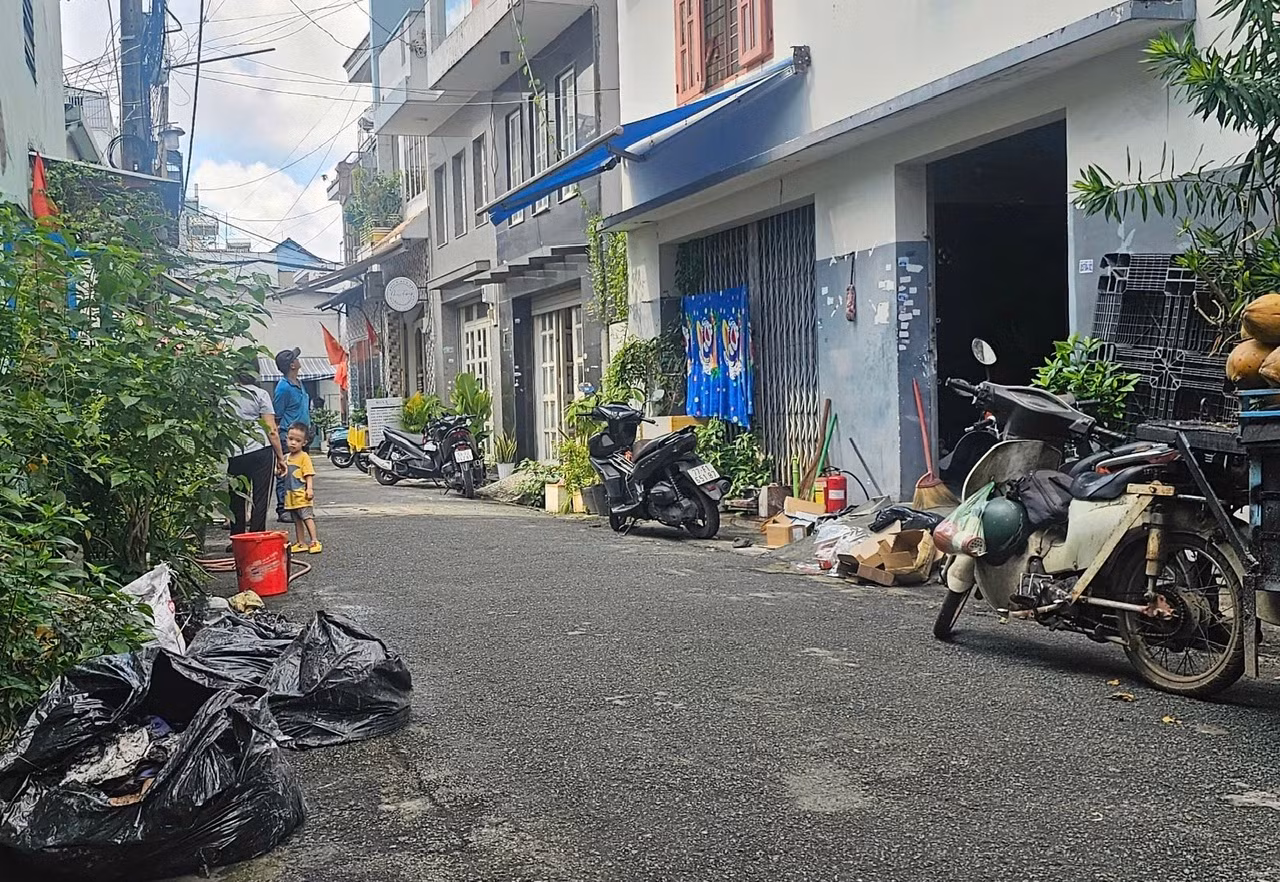 Hai mẹ con được người dân giải cứu khỏi đám cháy căn nhà cho thuê trong hẻm -0