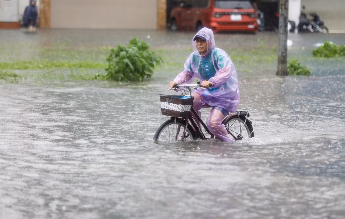 Hà Nội: Mưa như trút nước, hàng loạt tuyến đường ngập sâu -3