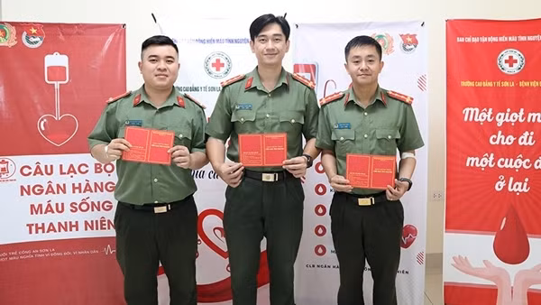 3 chiến sĩ Công an hiến máu cứu cụ ông qua cơn nguy kịch