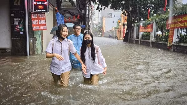 Hà Nội cho học sinh học online tránh bão số 11