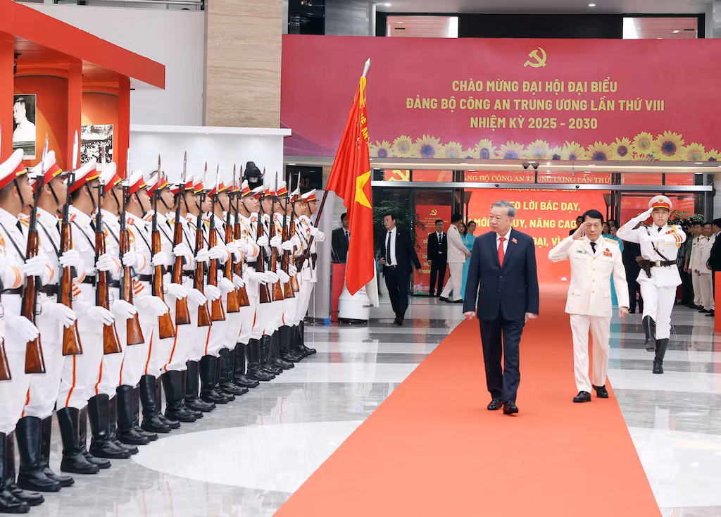 Các đồng chí lãnh đạo chủ chốt của Đảng dự Đại hội đại biểu Đảng bộ Công an Trung ương lần thứ VIII -1