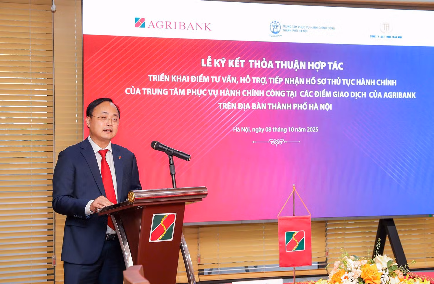 Agribank và Trung tâm phục vụ hành chính công Hà Nội hỗ trợ người dân thực hiện dịch vụ công tại điểm giao dịch của ngân hàng -0