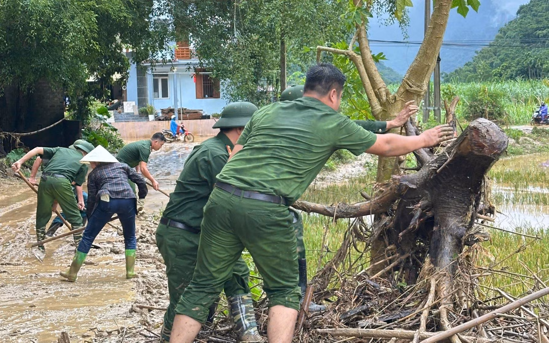Công an xã ở Thanh Hoá chủ động khắc phục hậu quả sau mưa bão -0