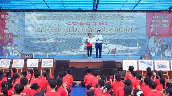 Học sinh lớp 7 giành quán quân cuộc thi “Em yêu biển đảo quê hương” ở Ninh Bình