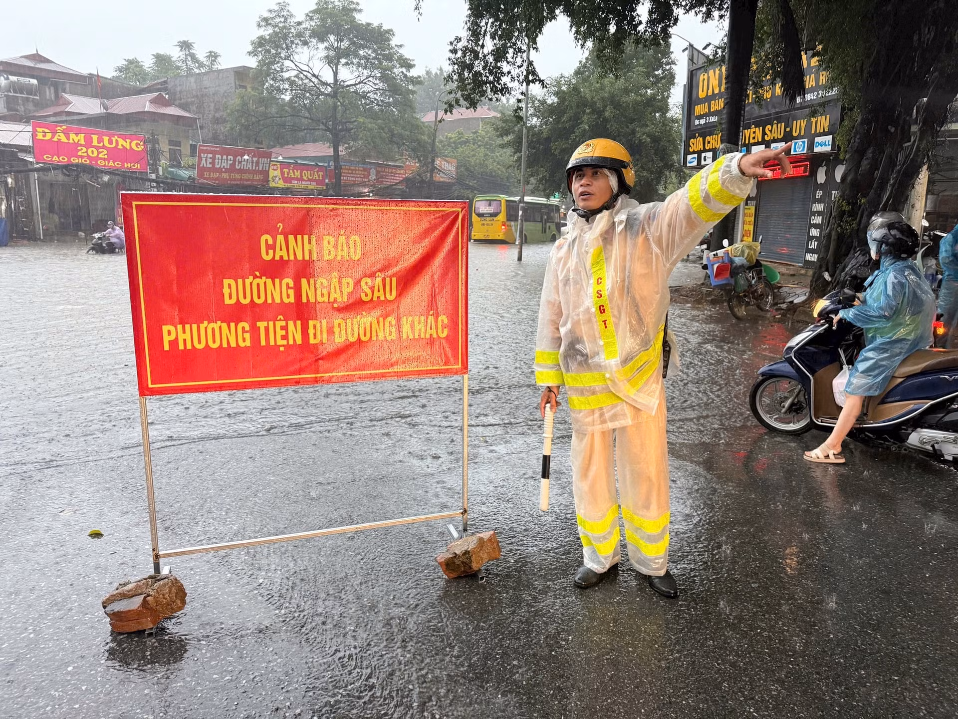 Hà Nội: Cảnh báo ngập úng tại 90 điểm, vận hành nhiều trạm bơm hỗ trợ tiêu thoát nước đô thị -0