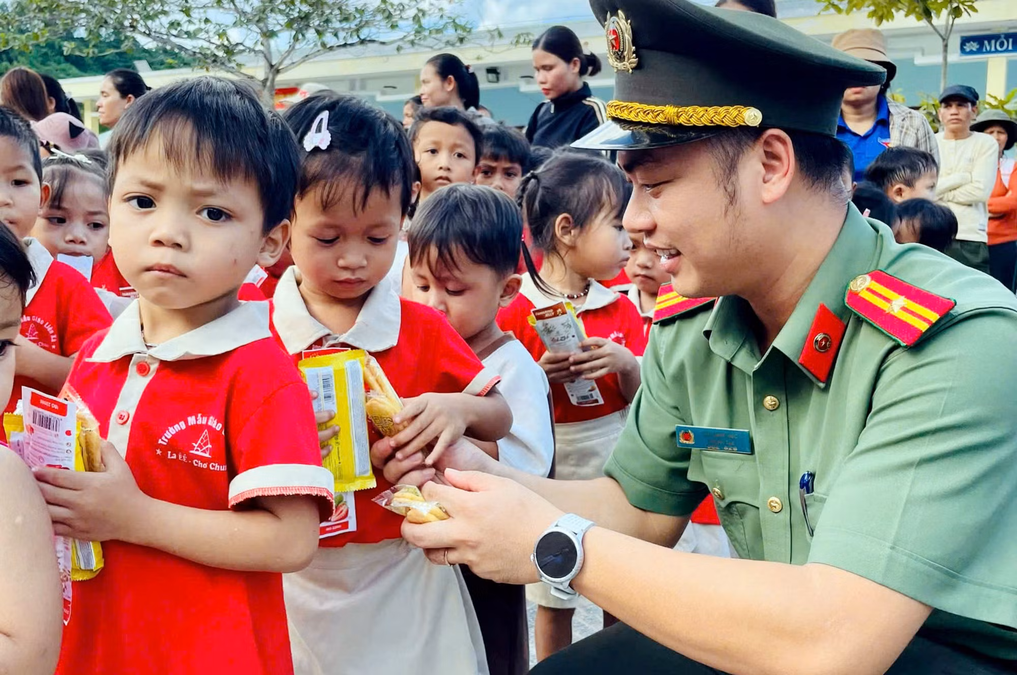 Mang Trung thu sớm đến với thiếu nhi vùng biên giới La Êê -0