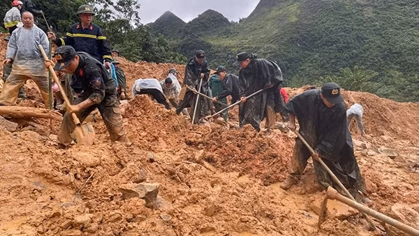 Công an Tuyên Quang tích cực giúp dân trong bão lũ
