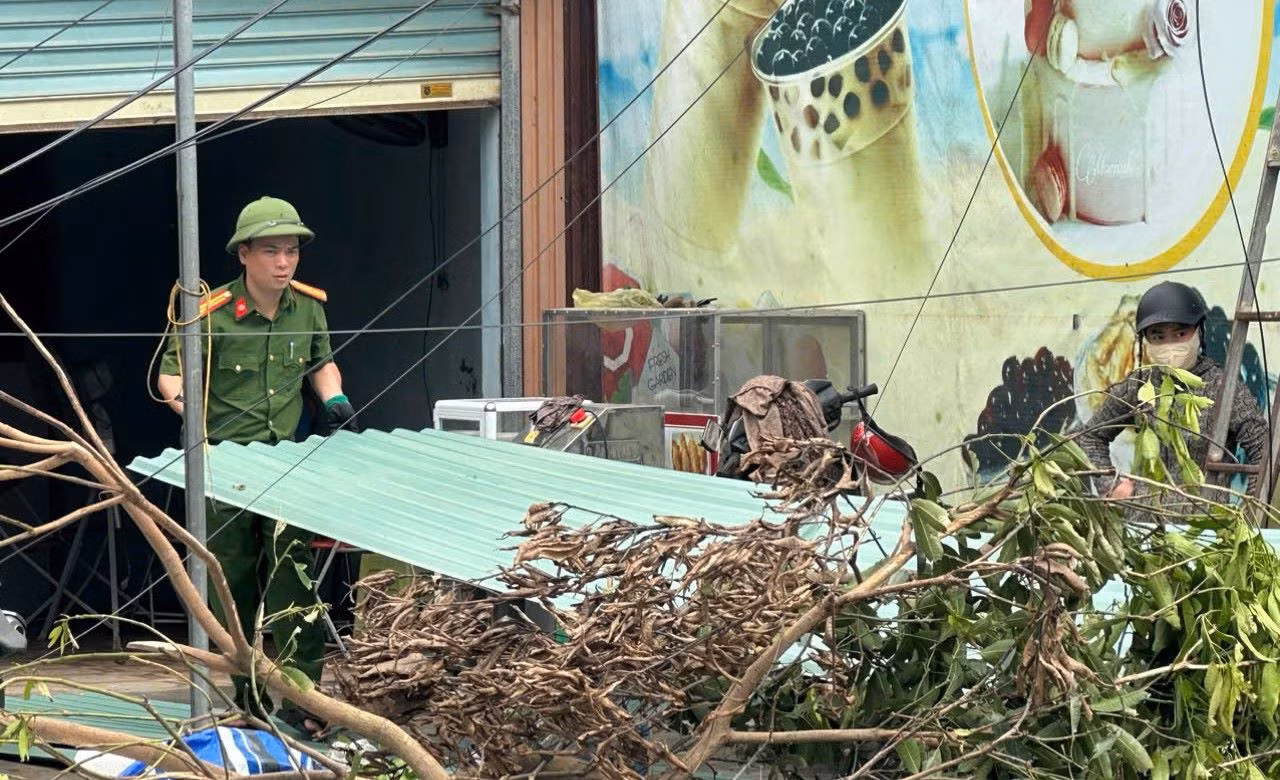 Cận cảnh khu chợ bị “vò nát” trong bão số 10 tại Hà Tĩnh -0