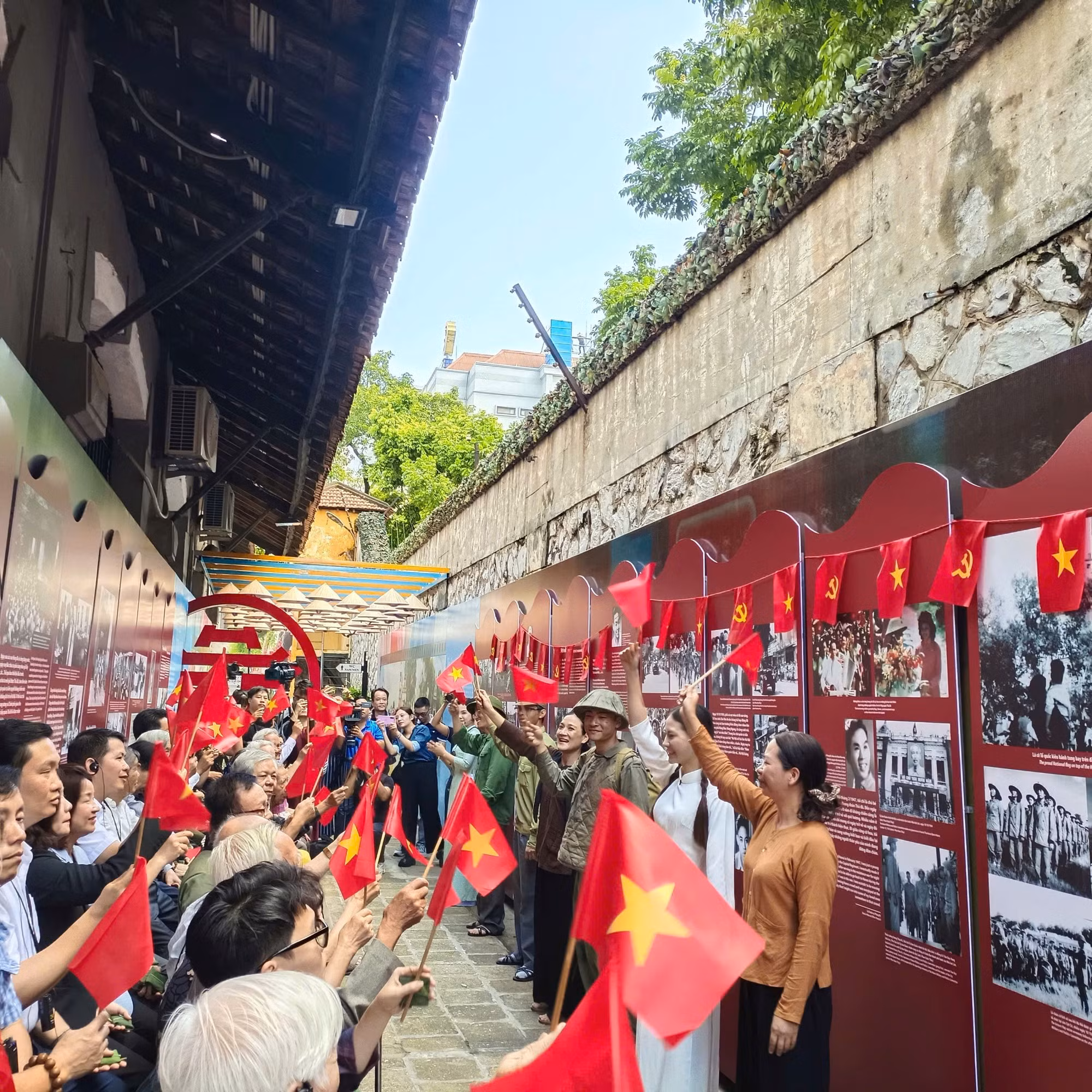 Trưng bày “Vang mãi khúc khải hoàn” kỷ niệm 71 năm Ngày Giải phóng Thủ đô -0