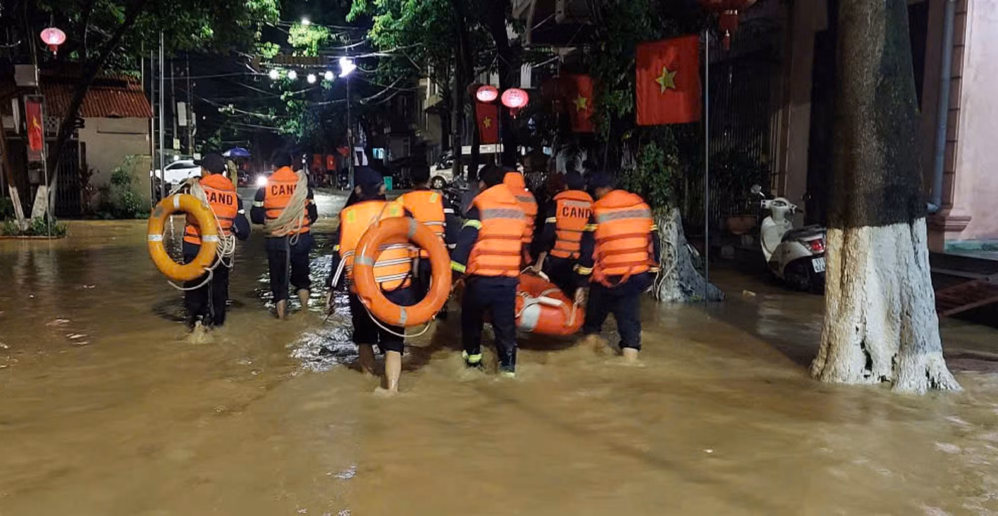 Công an tỉnh Cao Bằng kiên cường giúp dân vượt mưa bão -0
