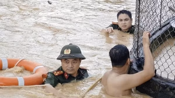 Hình ảnh CBCS Công an Bắc Ninh dầm mình cứu dân khiến nhiều người cảm phục