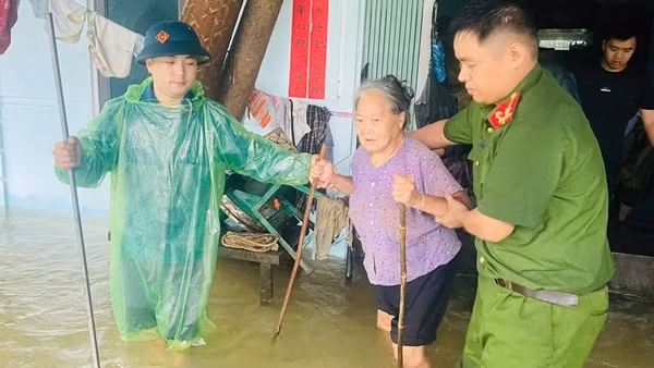 Công an tỉnh Cao Bằng kiên cường giúp dân vượt mưa bão