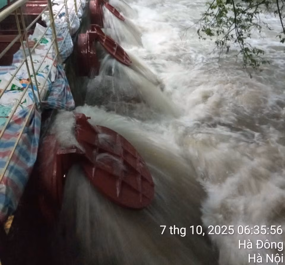 Hà Nội: Cảnh báo ngập úng tại 90 điểm, vận hành nhiều trạm bơm hỗ trợ tiêu thoát nước đô thị -0