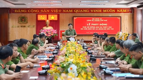 Công an TP Huế quyên góp 1 tỷ đồng hỗ trợ đồng bào và CBCS bị thiệt hại do bão