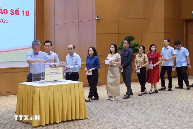Thủ tướng và lãnh đạo Chính phủ quyên góp ủng hộ đồng bào bị thiệt hại do bão lũ -0