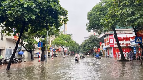 Thoát nước ở Hà Nội “bất lực” trước mưa lớn?