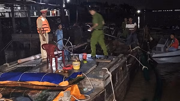 Vĩnh Long: Bắt giữ hàng loạt phương tiện khai thác cát trái phép