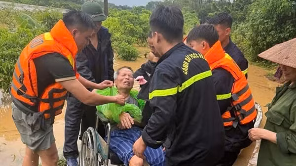 Công an Bắc Ninh giải cứu kịp thời 11 người giữa dòng lũ dữ