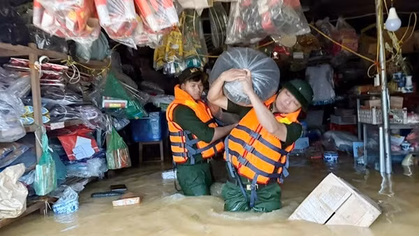 CBCS Công an tích cực hỗ trợ dân trong hoàn lưu bão số 11