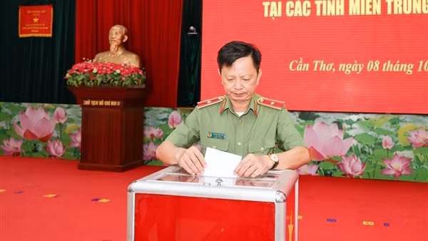 Công an TP Cần Thơ quyên góp 5,7 tỷ đồng ủng hộ đồng bào bị ảnh hưởng bão
