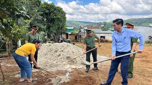 Công an Lâm Đồng khởi công xây nhà cho hộ nghèo vùng dân tộc thiểu số