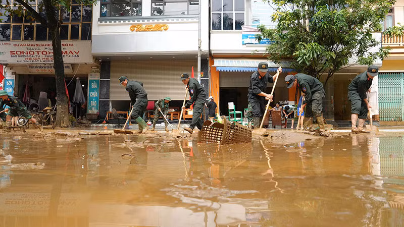 Công an tỉnh Lào Cai tích cực giúp người dân khắc phục hậu quả mưa lũ -1