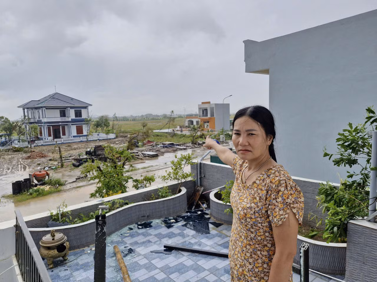 Một tiếng gió rít cuốn phăng cả làng -0