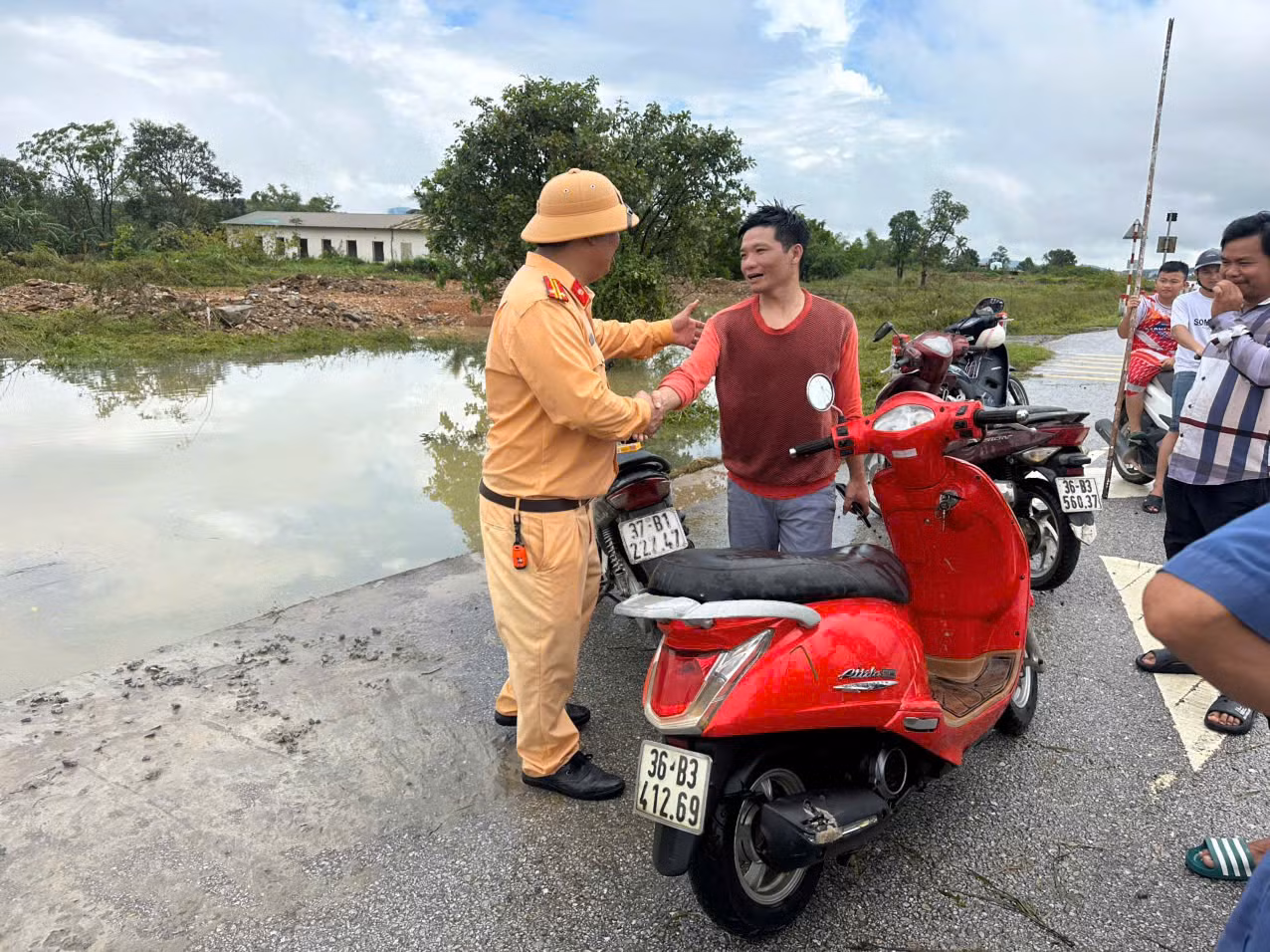 Cảnh sát giao thông Thanh Hoá cứu sống 3 người đàn ông bị lũ cuốn trôi -0