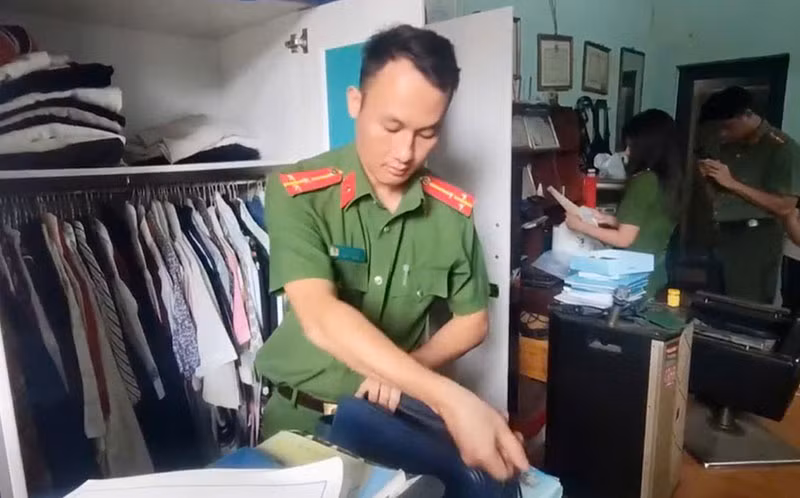 Khám xét nhà đối tượng liên quan hoạt động kêu gọi từ thiện không minh bạch -2