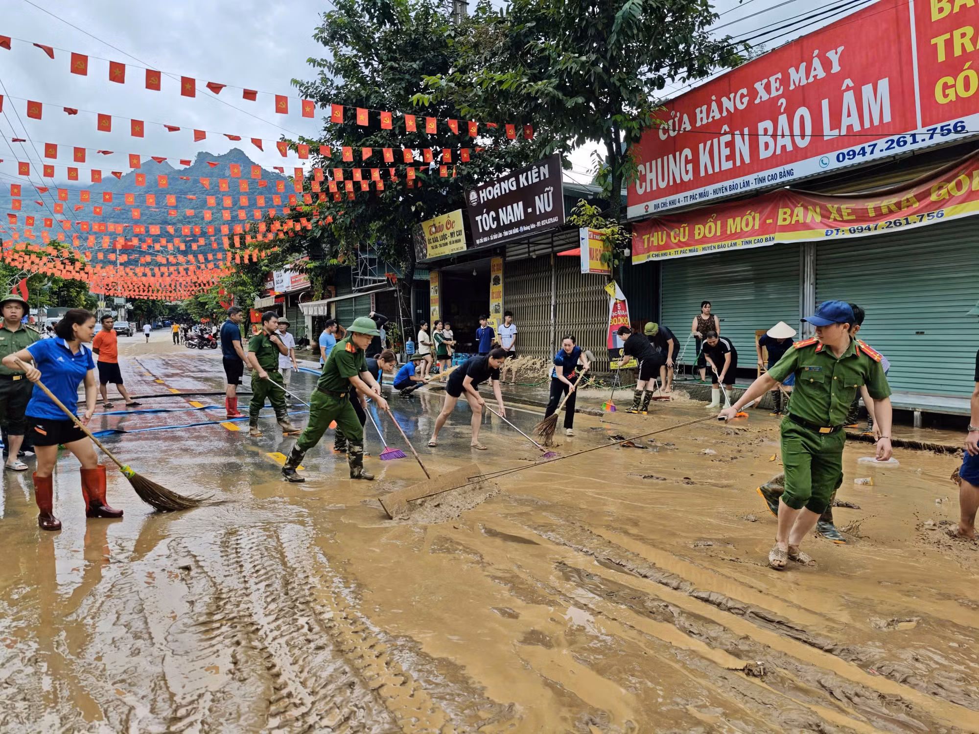 Công an tỉnh Cao Bằng kiên cường giúp dân vượt mưa bão -0