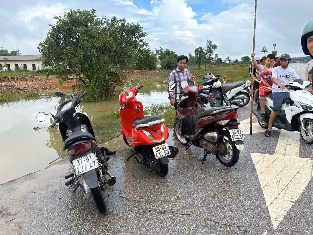 Cảnh sát giao thông Thanh Hoá cứu sống 3 người đàn ông bị lũ cuốn trôi -0