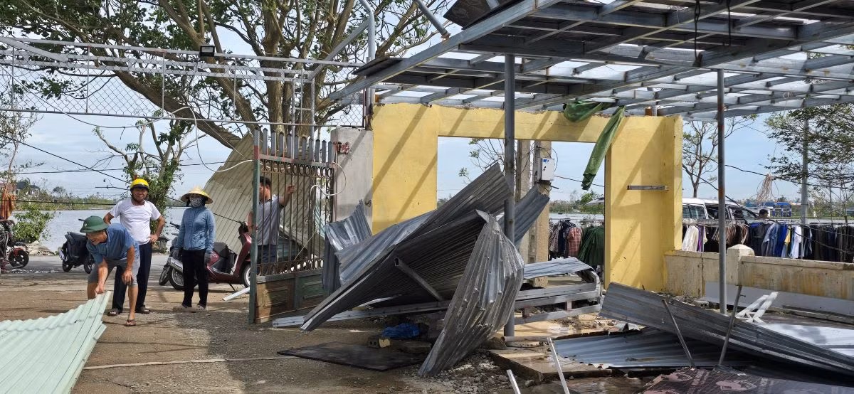 Cận cảnh khu chợ bị “vò nát” trong bão số 10 tại Hà Tĩnh -0