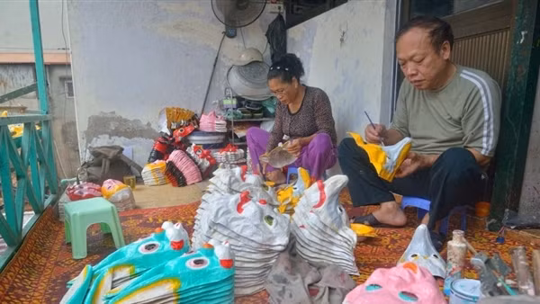 Những nghệ nhân hiếm hoi còn làm mặt nạ giấy bồi ở Hà Nội