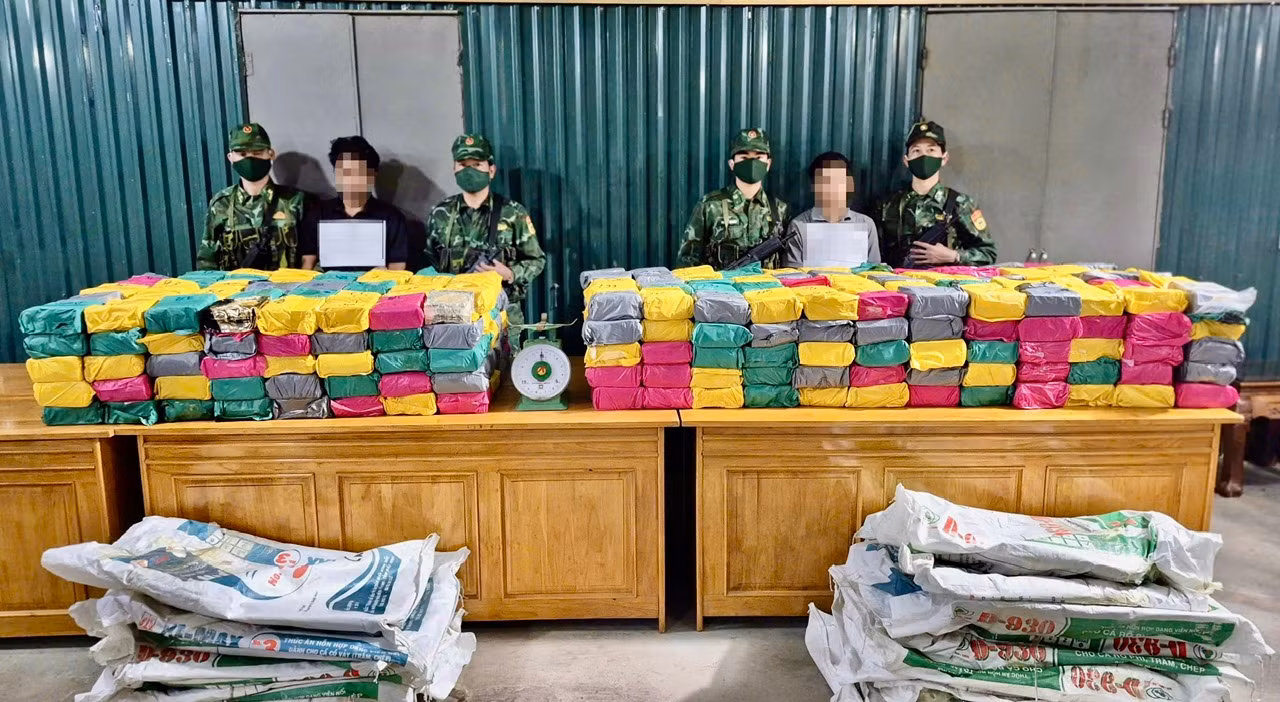 Bắt 2 đối tượng vận chuyển 500kg ma túy qua biên giới