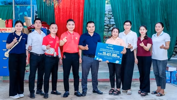 Hoàng Gia Phát Group trao tủ sách, tặng quà trung thu tới học sinh vùng lũ