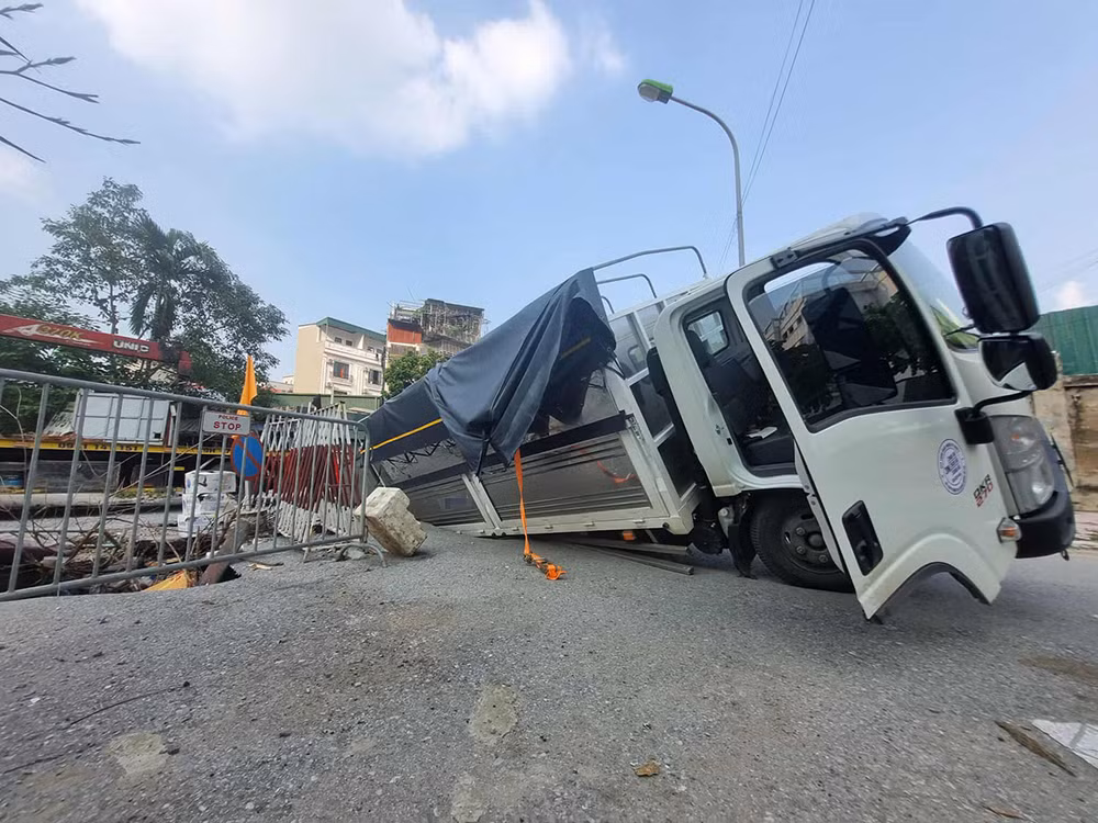 Xe tải sụt hố sâu hơn 1m ở Hà Nội -0