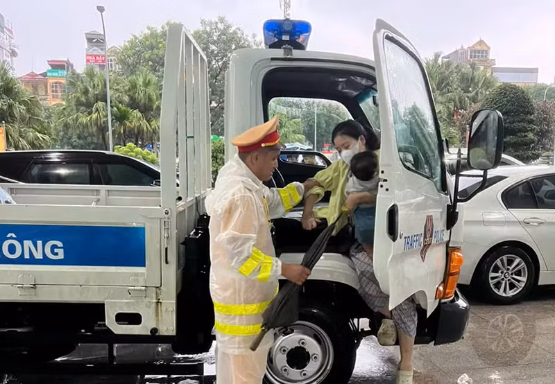 Công an TP Hà Nội khuyến cáo người dân tham gia giao thông trong mưa bão -0