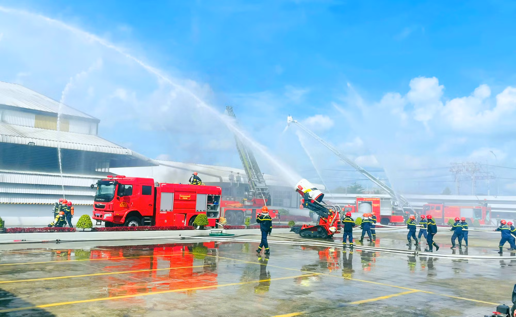 Cần Thơ tổ chức thực tập phương án chữa cháy và cứu nạn cứu hộ cấp thành phố -0