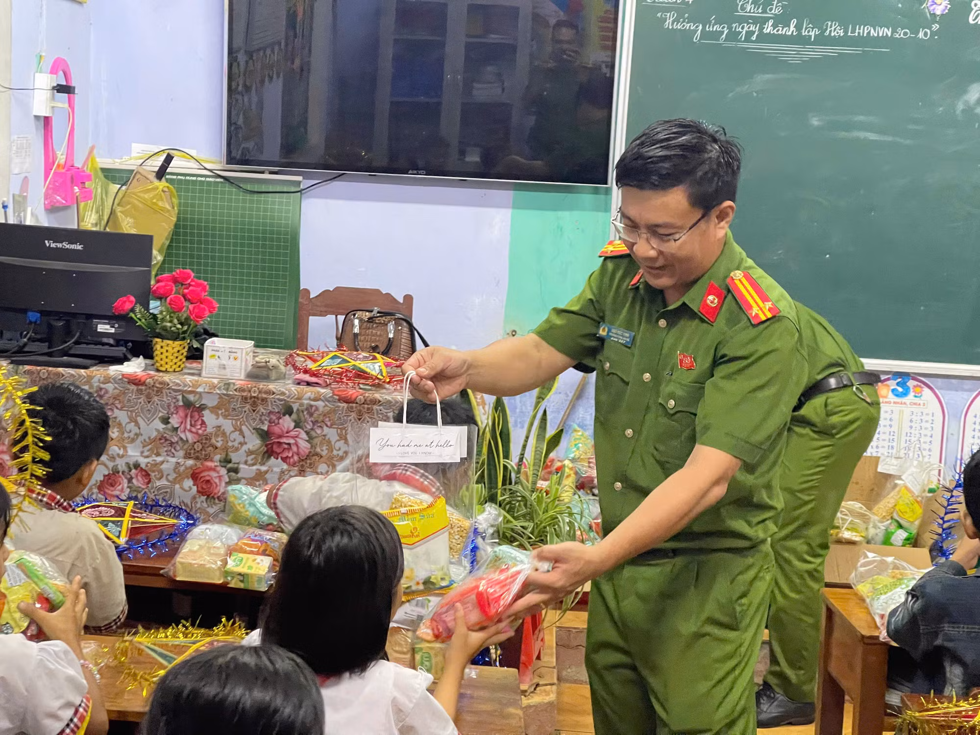 Mang Trung thu yêu thương đến với trẻ em nơi đại ngàn Trường Sơn -0