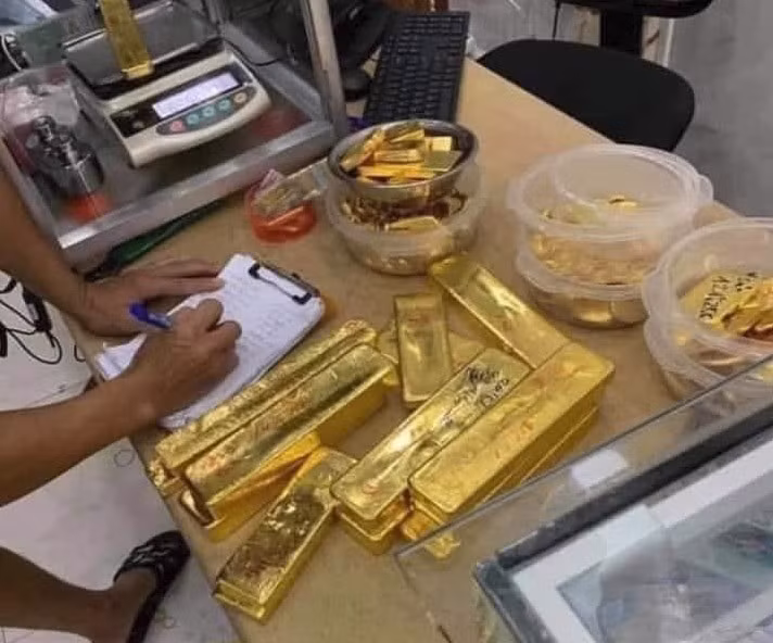 Mặt nạ “người vận chuyển vàng”:&nbsp;Cạm bẫy xuyên biên giới -1