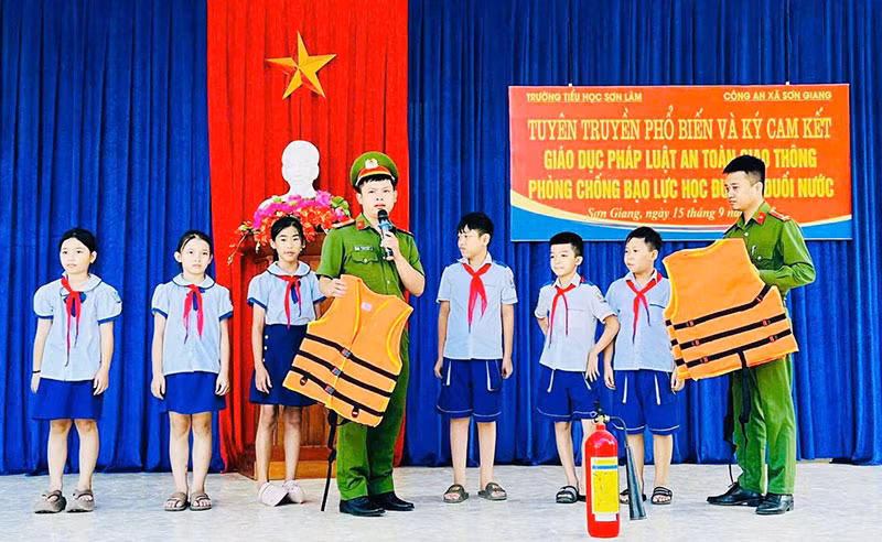 Những người lính ở vùng đất gió Lào bão lũ -0