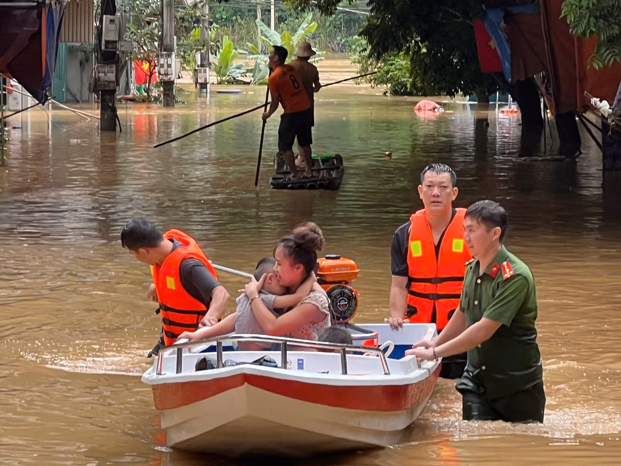Công an tỉnh Cao Bằng kiên cường giúp dân vượt mưa bão -0