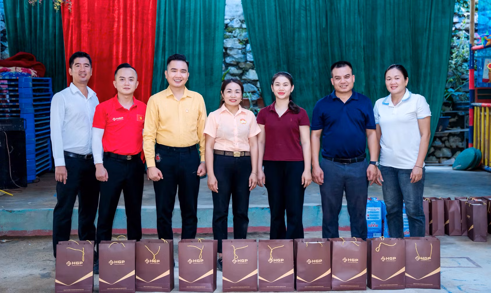 Hoàng Gia Phát Group trao tủ sách, tặng quà trung thu tới học sinh vùng lũ -0