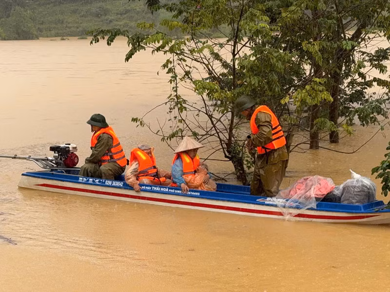 Công an Lạng Sơn cứu giúp nhân dân tại các địa bàn trọng điểm ngập lụt -0